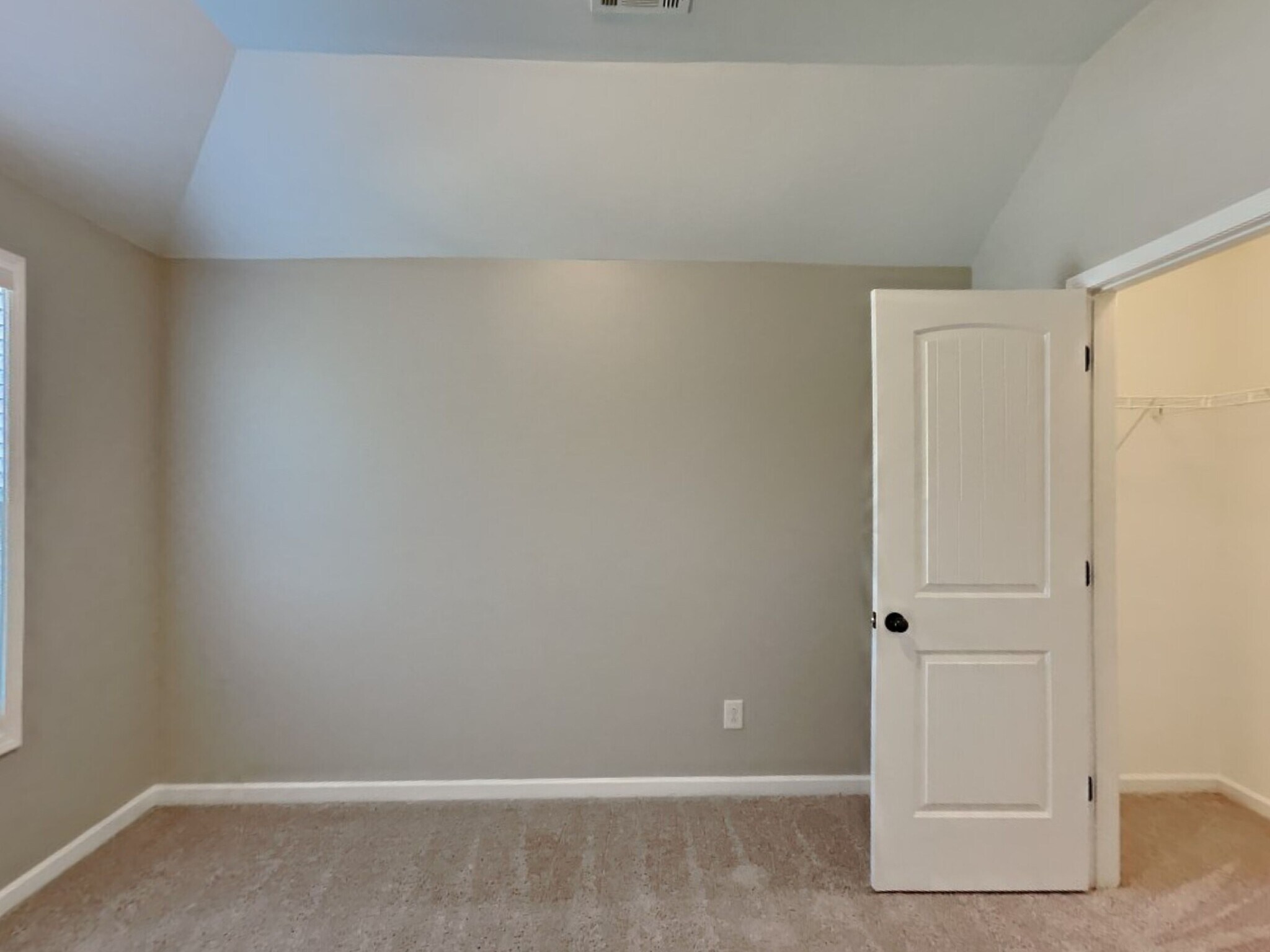 Building Photo - 400 Louise Way