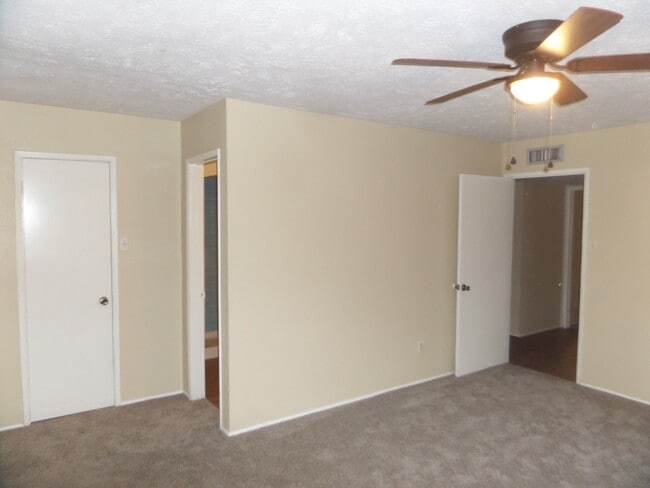 Building Photo - 14611 Leacrest Dr