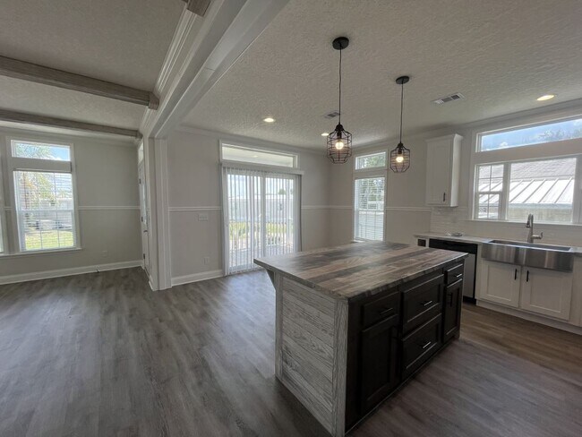 Building Photo - 533 Zebra Dr