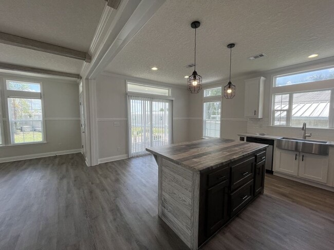 Building Photo - 535 Zebra Dr