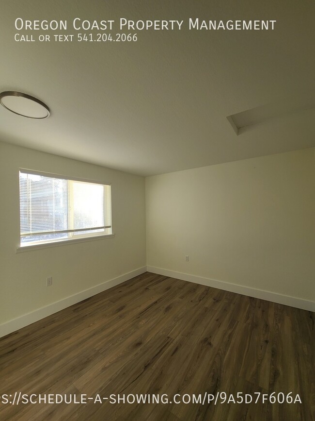 Building Photo - 1135 SE Oar Ave