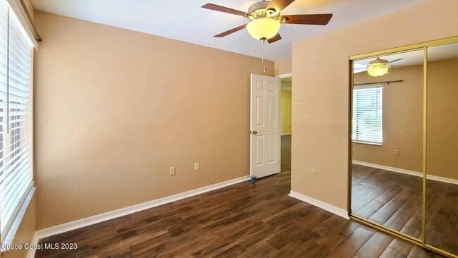 Building Photo - 1211 Country Club Dr