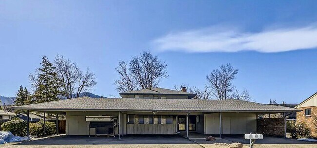 Building Photo - 425 Manhattan Dr