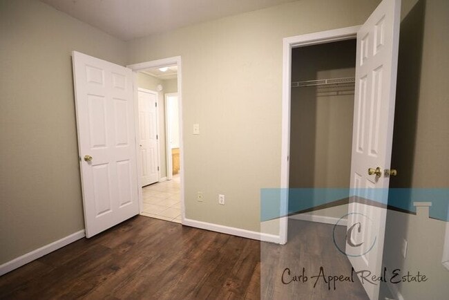 Building Photo - Recently renovated 2 bed, 1 bath apt - utilities included!! HUD accepted!