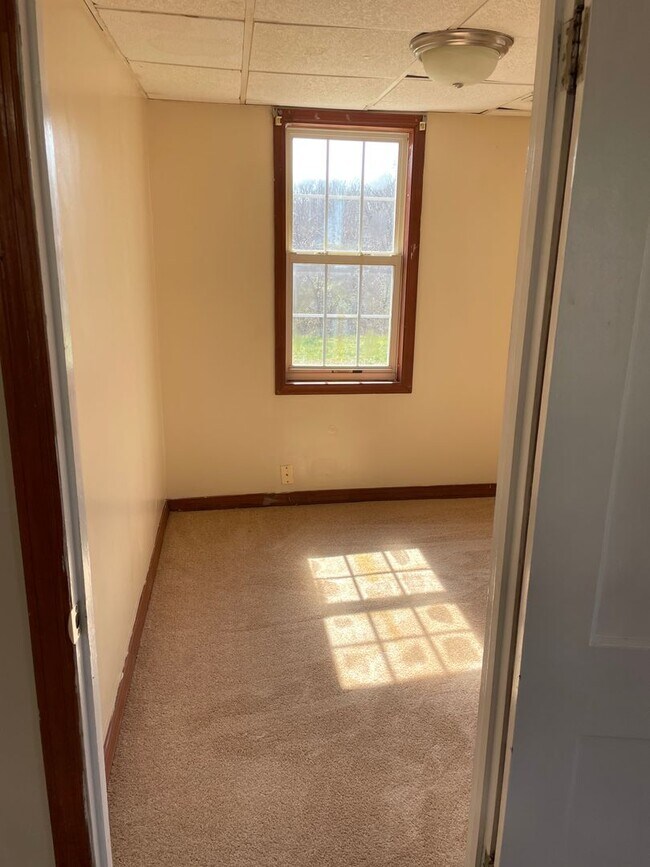 Building Photo - Quiet Country Living - 2BR / 2BA