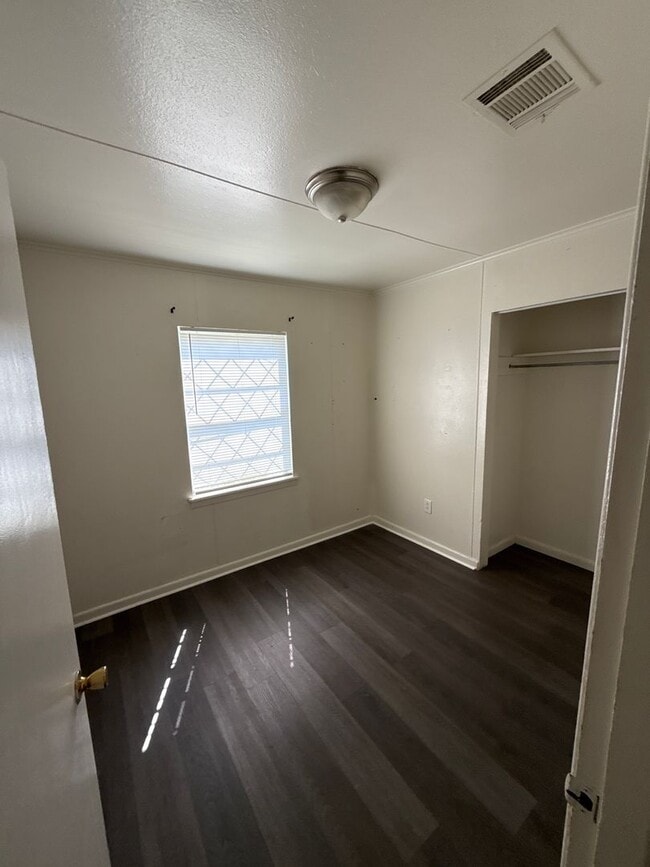 Building Photo - 3br 1bath bossier home great location! Fen...