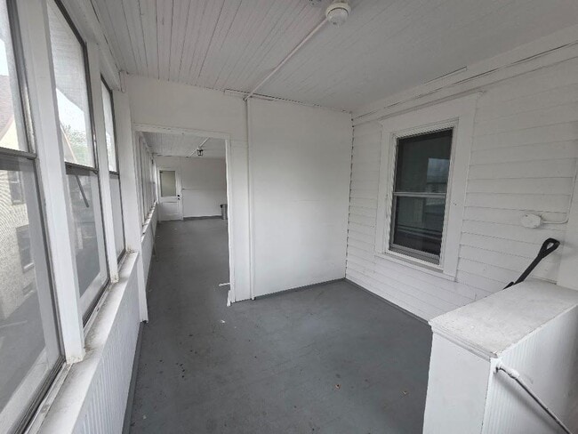 Building Photo - 372 S Midler Ave