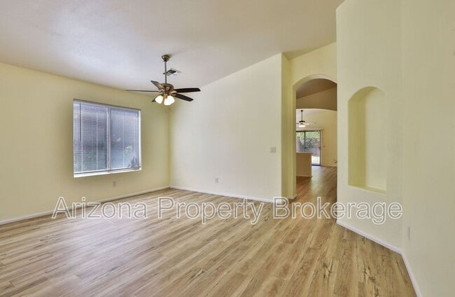 Building Photo - 1025 E Palomino Way