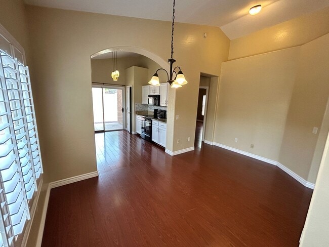 Building Photo - 3 Bed / 2 Bath with No Carpet & Split Floo...
