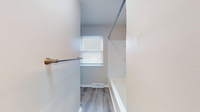 Building Photo - Elyria - updated 3 bed/1 bath townhouses for rent!