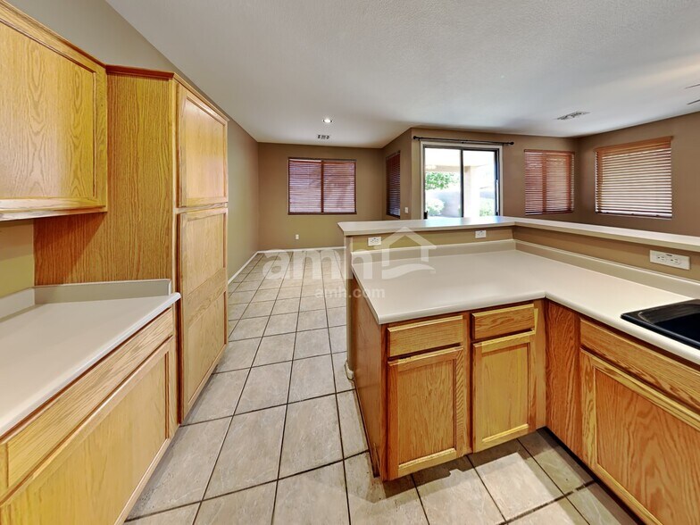 Building Photo - 2150 E Bellerive Pl
