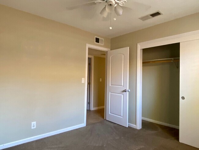 Building Photo - AVAILABLE NOW!!