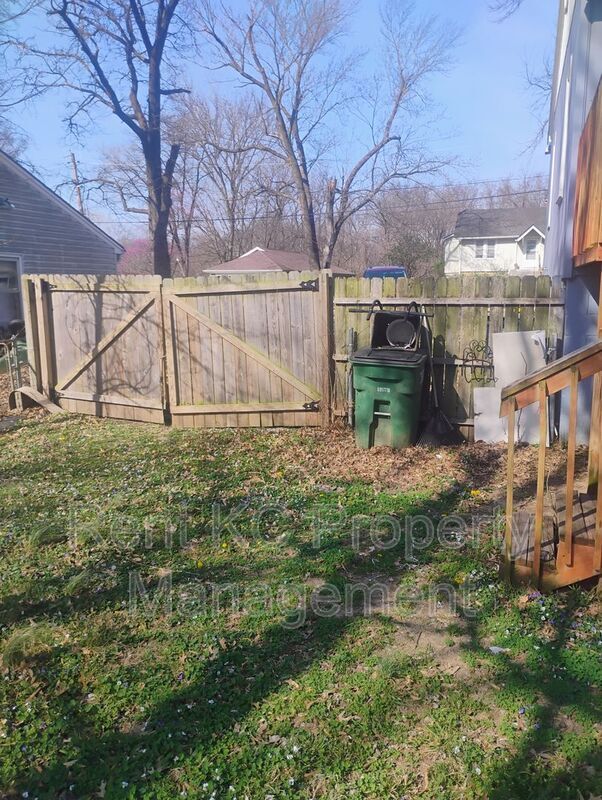 Building Photo - 6021 N Topping Ave