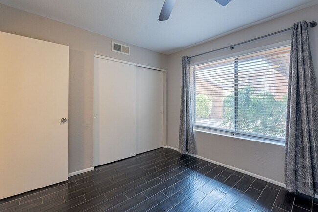 Building Photo - Two Bedrooms in Old Town Scottsdale - Avai...