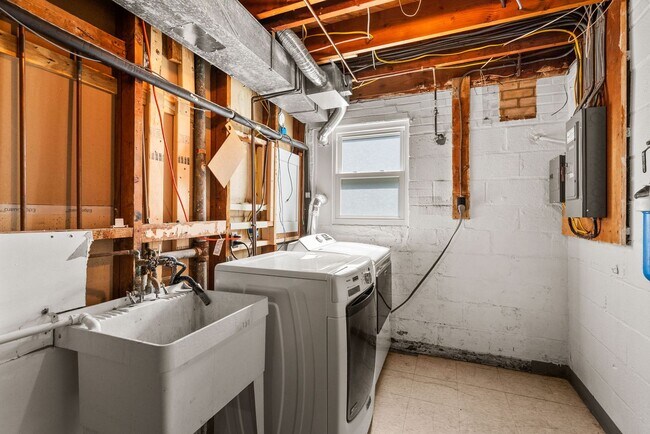 Building Photo - 5 Bed 3 Bath - Chevy Chase Rambler - Move IN Ready