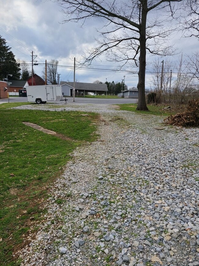 Building Photo - Spacious 2 Bedroom Home with possible 3rd bedroom or office space!