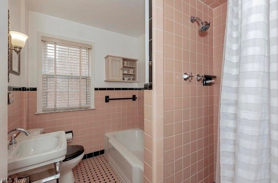 Building Photo - 13582 Cedar Rd