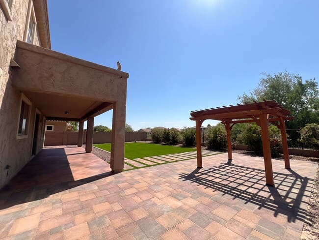 Building Photo - 4 Bed + Office | 3 Bath | 3-Car Garage | E...