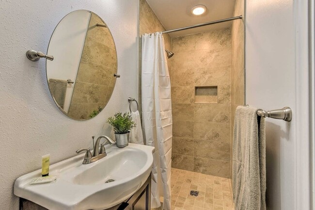 Building Photo - Lake Front Townhome with resort-like Views!