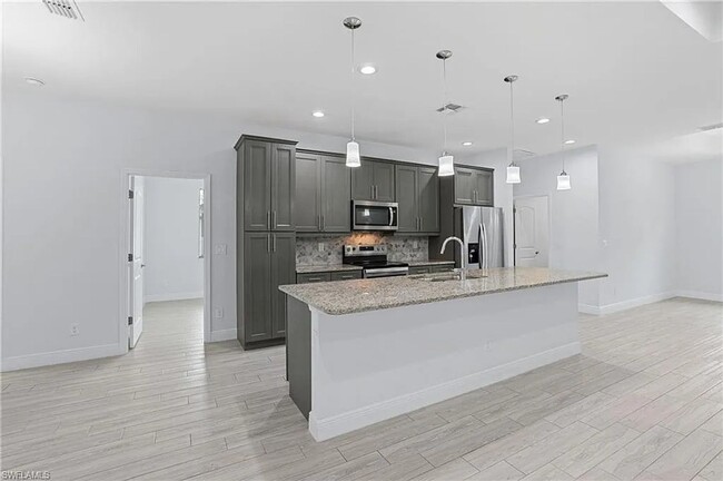 Building Photo - Spacious 4 Bedroom, 3 Bath Single-Family H...