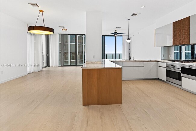 Building Photo - 2831 S Bayshore Dr