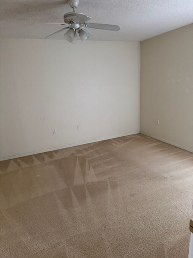 Building Photo - Highland Square Home