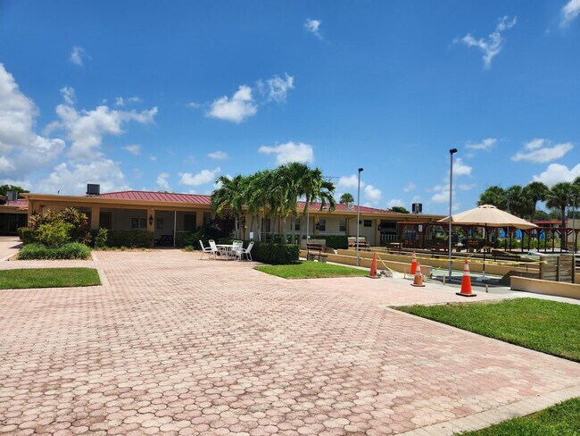 Building Photo - 314 Lake Dora Dr