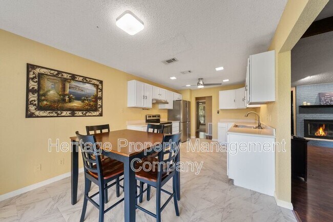 Building Photo - 1174 Mooncrest Dr