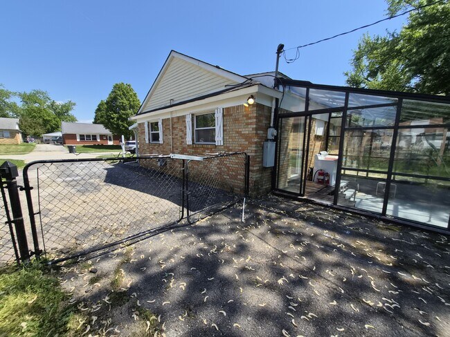 Building Photo - 464 Carol Dr