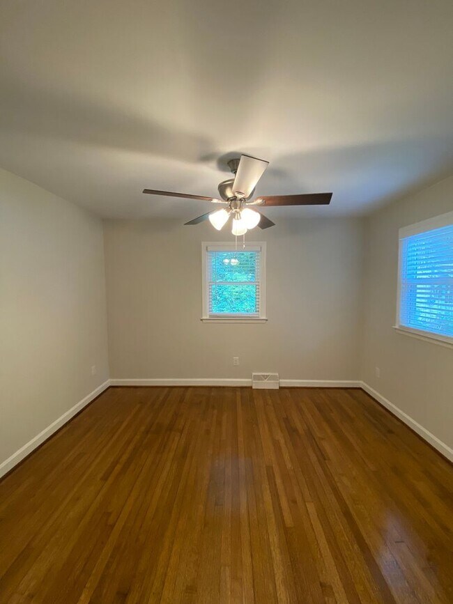 Building Photo - Spacious 3BR/3BA Home with Private Baths