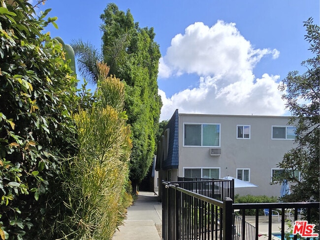 Building Photo - 972 Larrabee St