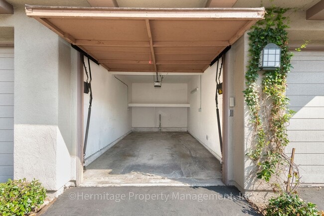 Building Photo - 1 Bedroom Tustin Condo for Lease - Great L...