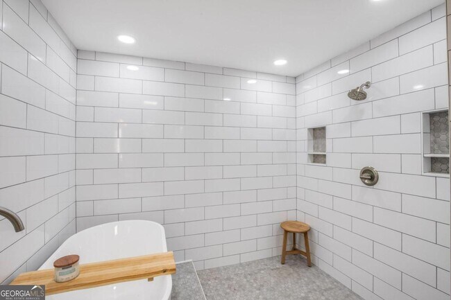 Building Photo - 174 Chester Ave SE