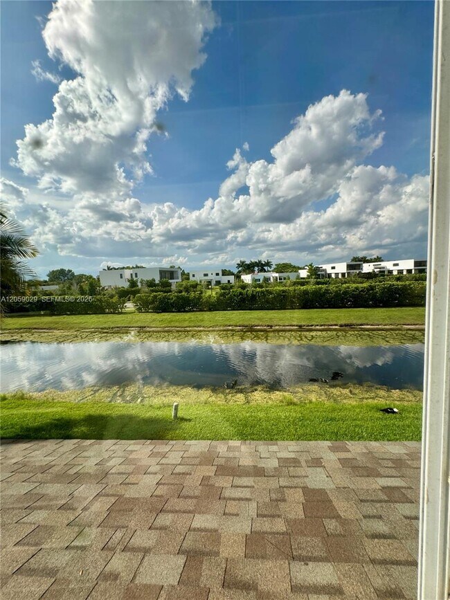 Building Photo - 16743 Hemingway Dr