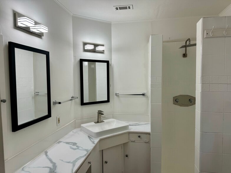 Primary Bath - 3914 Ella Blvd