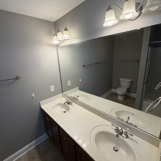 Building Photo - 2552 Saddleback Dr