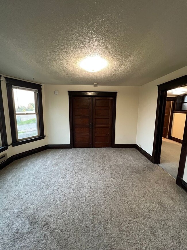 Building Photo - 910 N 22nd Ave W