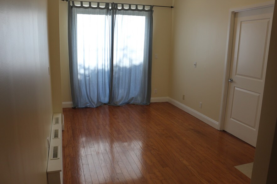 Building Photo - 221 Kingsland Ave