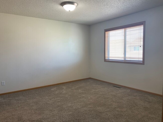 Building Photo - Spacious 4 Bedroom Townhome in Great Neigh...