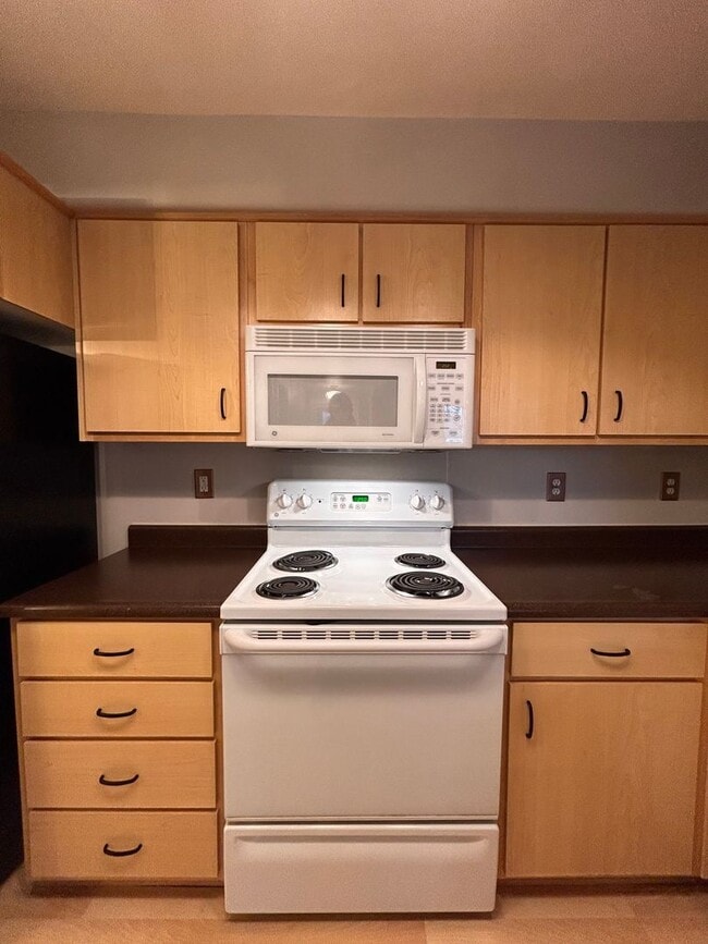 Building Photo - Freshly Updated 2-Bedroom Condo in the Hea...