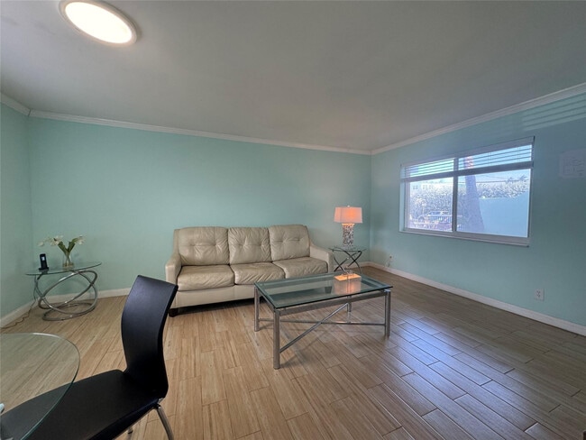 Building Photo - 323 Monroe St