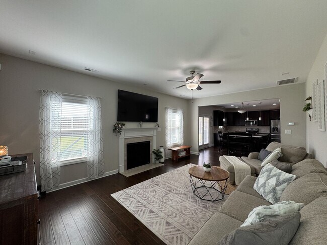 Building Photo - Gorgeous 4 Bed 2.5 Bath Home with Fenced Backyard