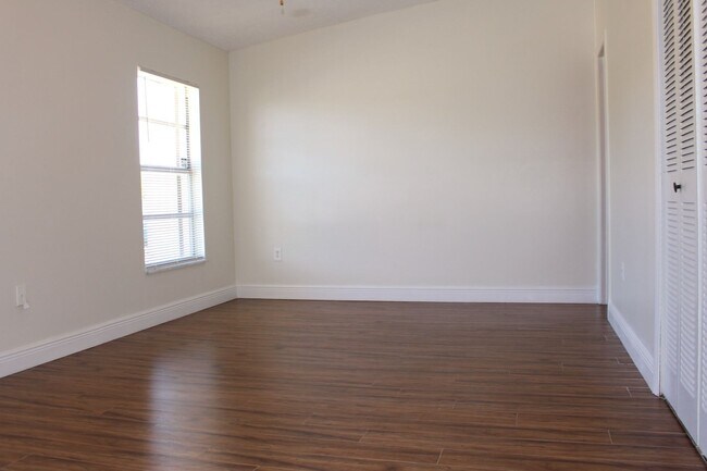 Building Photo - Lovely Home Available in the Royal Manor S...