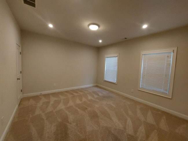 Building Photo - Large 3 Bedroom Luxury Townhome on Silver ...