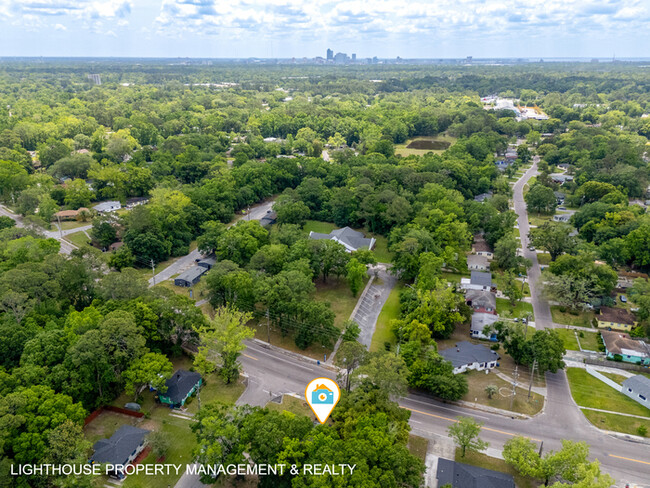 Building Photo - Fully Renovated 3 Bed/1 Bath Home with Att...