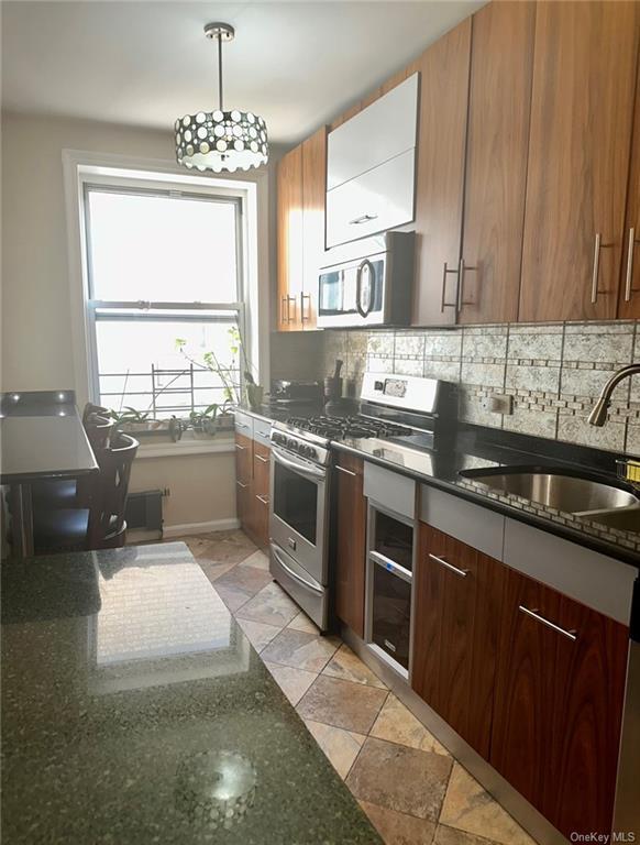 Building Photo - 2081 Cruger Ave