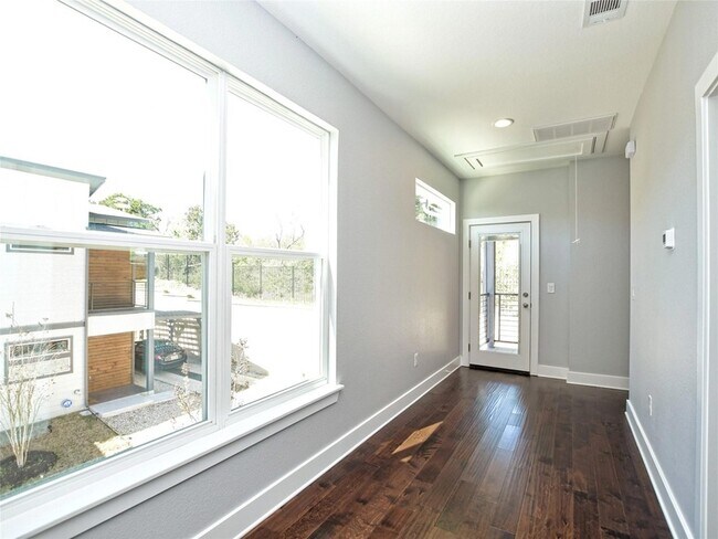 Building Photo - 1130 Lott Ave