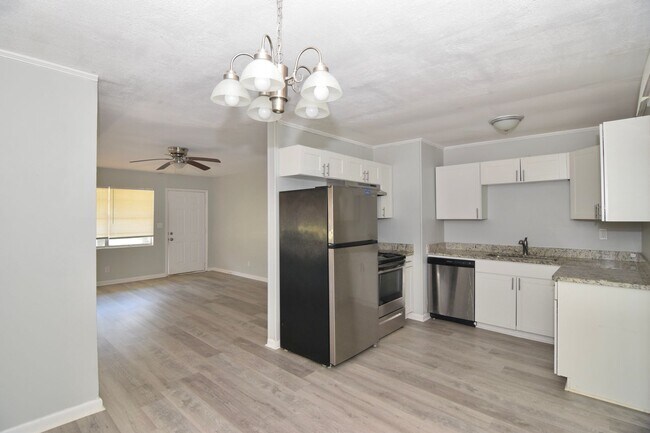 Building Photo - Don't miss this 3-bedroom, 2-bath home that is available now!