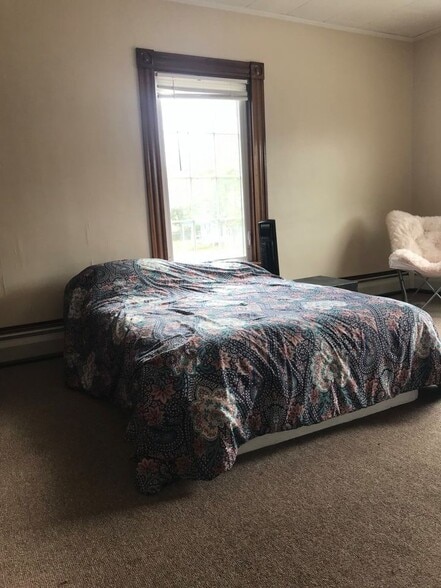 Building Photo - 502 Main St