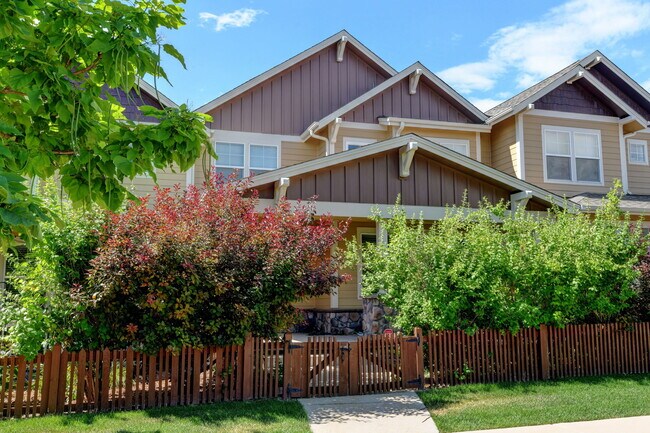 Building Photo - 2107 Sandbur Dr